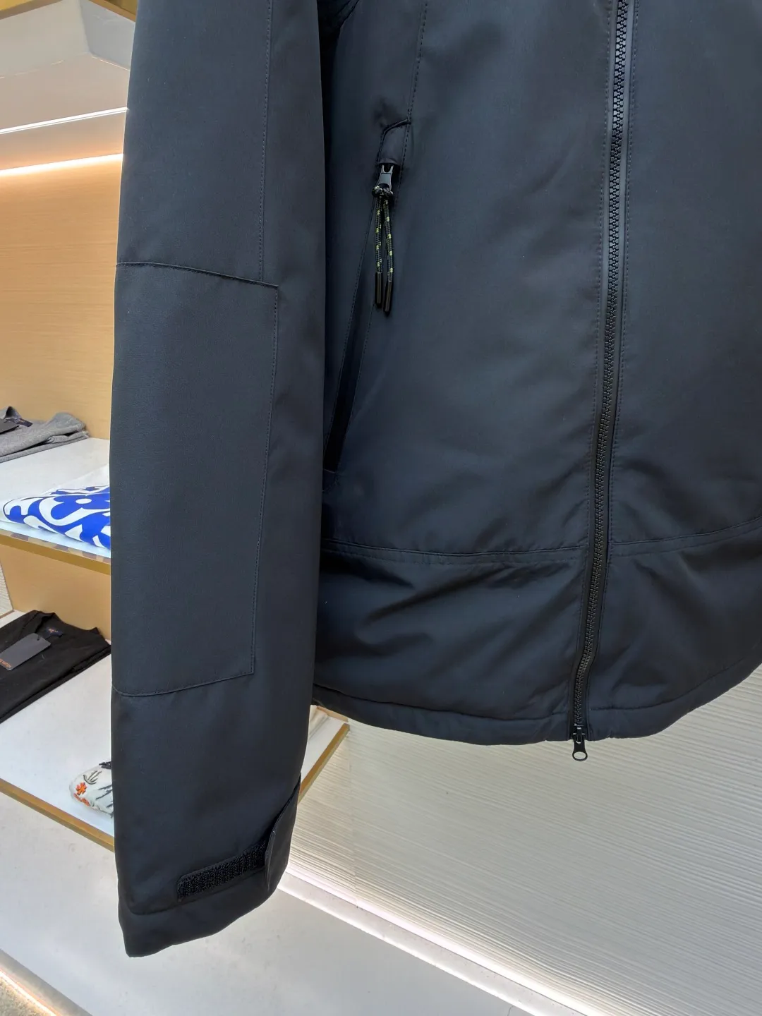 P990 Ralph Lauren logo hooded down jacket ●Original version: Purchased and developed by 2689 ●Item number: 1682203-D60 ●Fabric: white duck down fabric ●Technology: mechanical down filling ●Color: black ●Version: fitted version ●Weight: about 890 grams ●Size: S-M-L-XL ●Description: Made of 90 white duck down, with a weight of 220g, ensuring excellent thermal insulation performance. After strict screening and treatment, the velvet is not easy to drill, ensuring durability. The classic jacket has a slightly loose fit, with slightly dropped shoulder lines (shoulder width is 1-2cm wider than the standard fit). The length reaches the hips, and the sleeves are slightly tapered straight sleeves, taking into account freedom of movement and casual style. The adjustable Velcro on the cuffs allows you to freely adjust the tightness according to the thickness of your wrist and personal preferences, effectively preventing cold wind from intruding, and improving the warmth performance. In terms of storage, the two front zipper pockets are convenient for you to place frequently used items, and the zipper design ensures that items are not easily lost. A built-in pocket on the left side of the chest provides a safe storage space for some small private items. The drawstring design at the hem allows you to adjust the shape of the jacket according to your body shape and dressing needs. Whether it is loose and casual or slim and neat, you can easily control it. The overall wiring is straight and delicate, the fabric is comfortable and soft, and the color is consistent without color difference. It can be matched with the same style to create a fashionable look and control various occasions. Customized accessories, complete with three standards, same style for men and women!